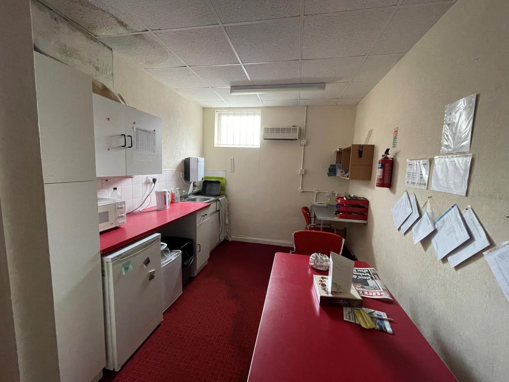 Lot: 84 - A PAIR OF VACANT COMMERCIAL PROPERTIES IN TOWN CENTRE - First floor staff room